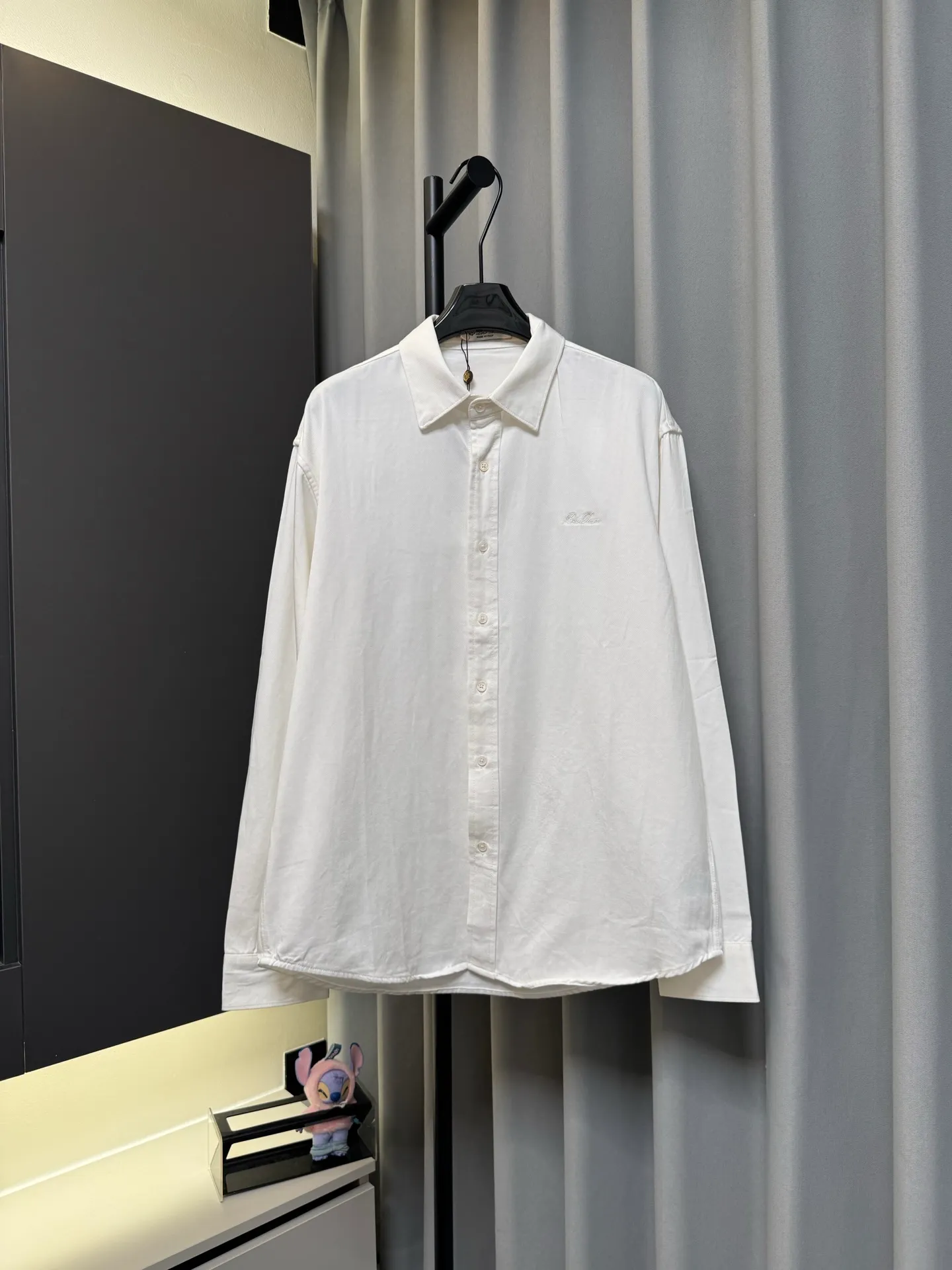 [Premium replica] 𝐋𝐨𝐫𝐨 𝐏𝐢𝐚𝐧𝐚 26Ss lp Autumn and Winter Nuoyoupian Hot Sale boutique Tencel shirt jacket 55% Tencel + 45% cotton feels great, sold through trading company channels, in perfect condition, belongs to the cabinet level, predictable Hot Sale, advanced custom-made imported high-grade Tencel fabric, master-level tailoring, invincible texture, excellent skin-friendliness, very outstanding aesthetic design, exquisite craftsmanship, smooth lines, perfect matching! Easily upgrade your sense of fashion, with high recognition, great upper body effect, extremely sophisticated workmanship, and neat and meticulous wiring. The Premium Quality version can be used for business or daily leisure. Color: White Size: m/l/xl/2xl